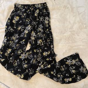 ✨free shipping !! ✨Tropical Print Black Pants